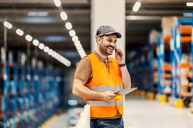 Un superviseur de stockage utilisant un casque pour communiquer avec les travailleurs