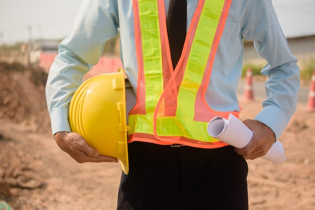 Superviseur tenant un casque sur chantier