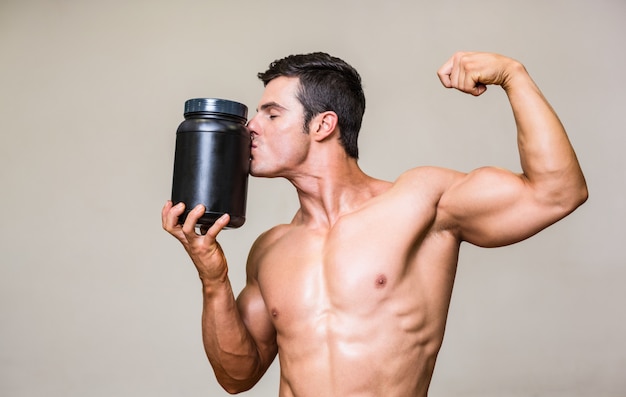 Supplément nutritionnel homme musclé embrasser