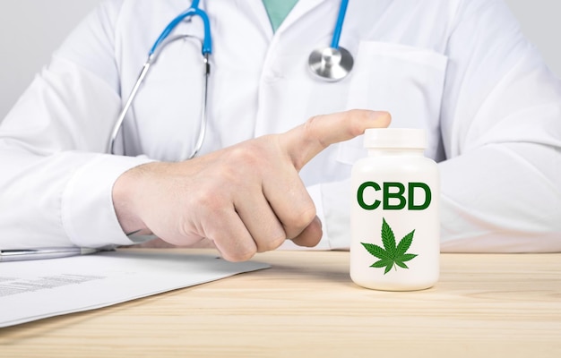 Suppléments CBD pour la santé humaine Le médecin recommande de prendre de la vitamine CBD Le médecin parle des avantages du CBD Cannabis Marijuana Cannabidiol Health Care Science concept