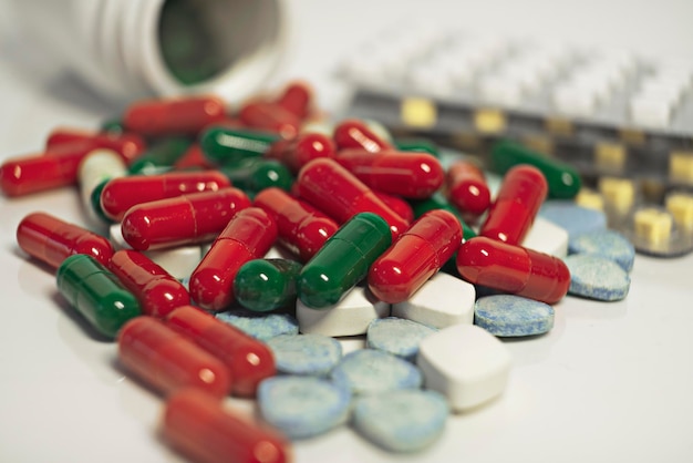 Suppléments et médicaments une bouteille de pilules et des plaquettes thermoformées en gros plan