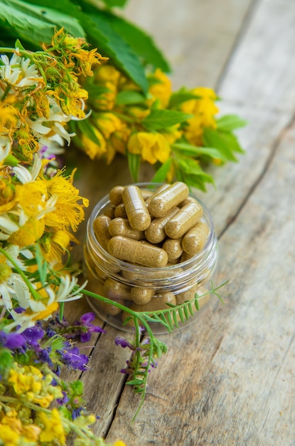 Suppléments, Vitamines Et Herbes Médicinales Dans Des Bocaux En Verre Sur Une Table En Bois