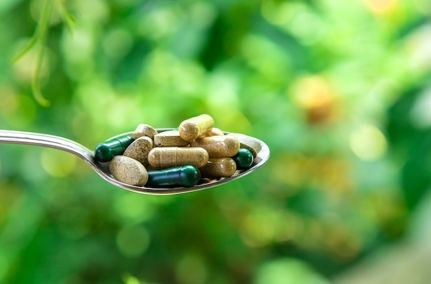 Suppléments et vitamines avec des herbes médicinales. Mise au point sélective. Nature.