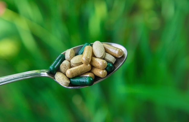 Suppléments et vitamines avec des herbes médicinales. Mise au point sélective. Nature.