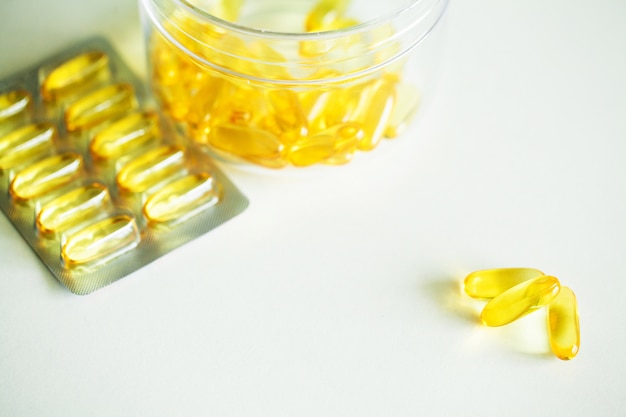 Suppléments de vitamines, huile de poisson en capsules jaunes oméga 3.