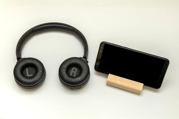 Support en bois vue de dessus pour smartphone et casque