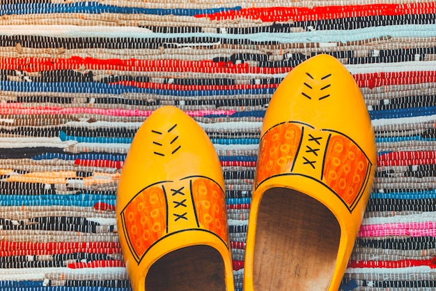 Photo support à deux chaussures en bois sur tapis de couleur