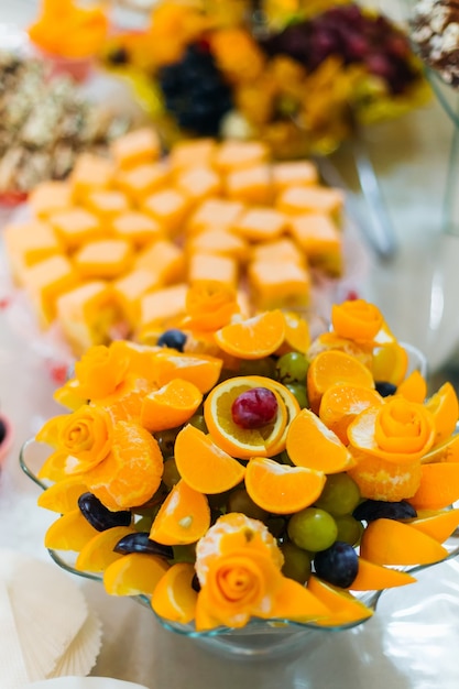 Support transparent avec des fruits sur le mariage de la barre chocolatée