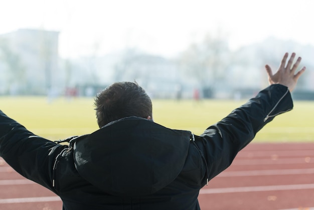 Supporter Homme Regarder Match Football Extérieur Assis