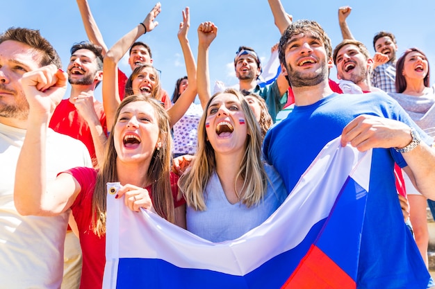 Supporters russes célèbrent au stade avec des drapeaux