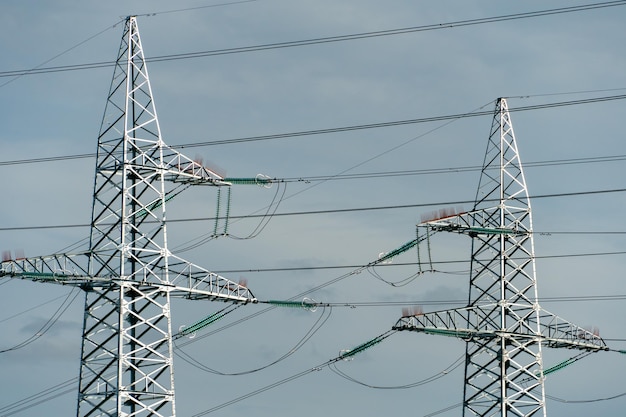 Supports métalliques des lignes électriques Poteaux pour maintenir les fils transmettant l'électricité du générateur au consommateur