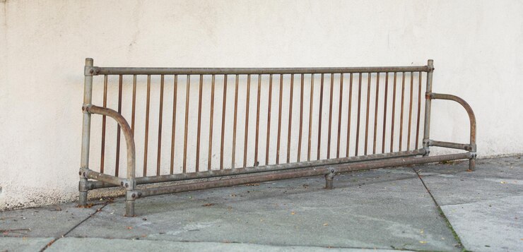 Photo les supports à vélos symbolisent le transport écologique, un mode de vie sain, la mobilité urbaine et la communauté