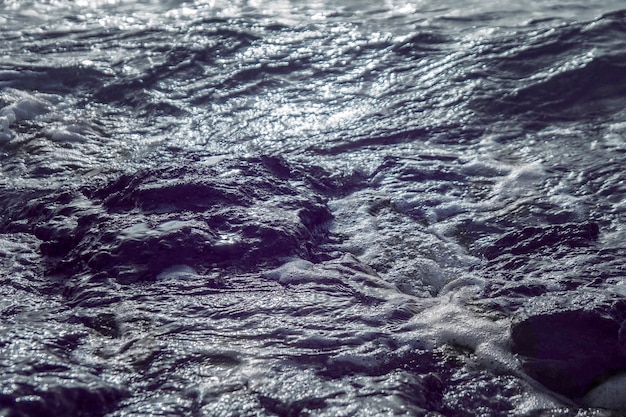 Surf du matin, eau de mer et pierres, fond naturel