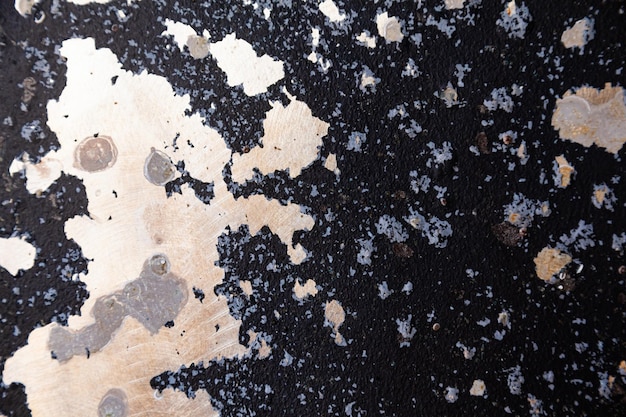 Surface abstraite de coque de yacht avec des traces de sel de corrosion et de peinture écaillée