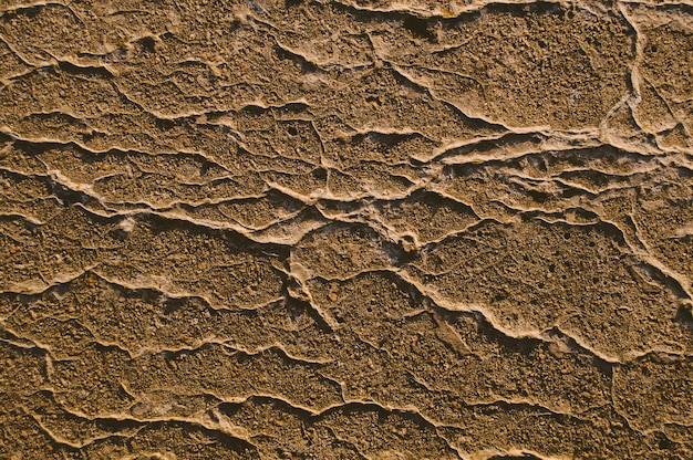 Surface en béton avec relief et fissures