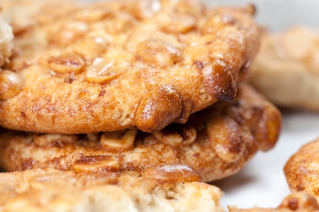 A la surface d'un biscuit rond caramel aux cacahuètes