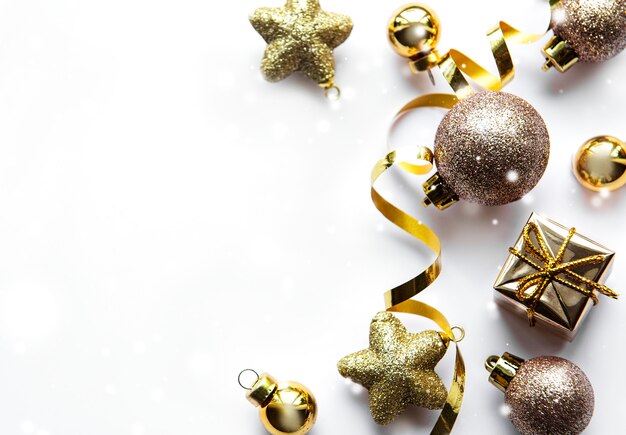Surface blanche festive avec des décorations de Noël en or
