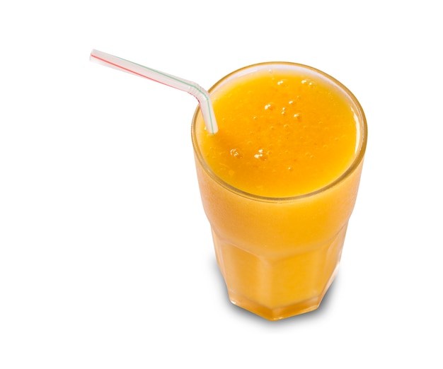 Surface blanche d'isolement de jus de mangue