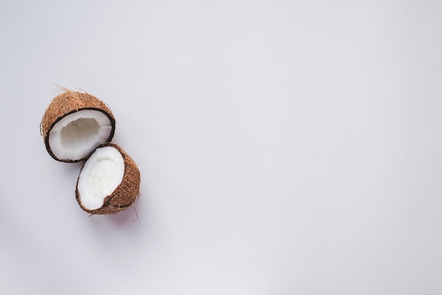 Surface blanche à la noix de coco coupée en deux