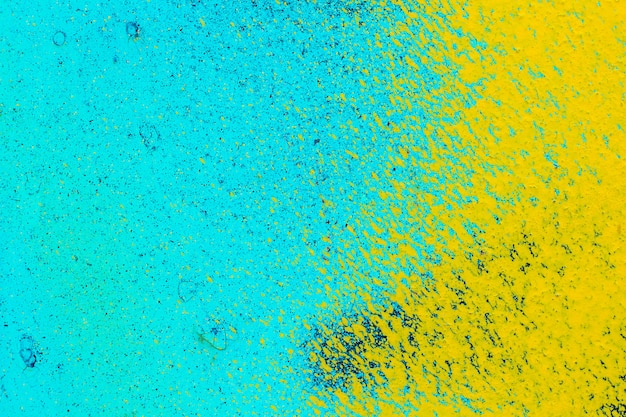Surface bleu métal avec peinture jaune.