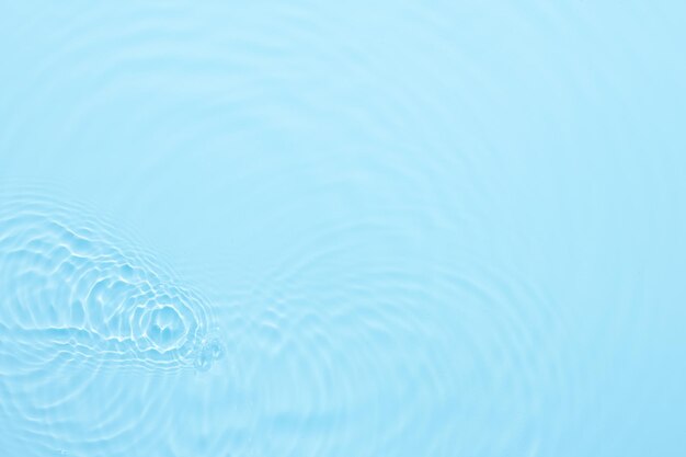 Surface bleue de l'eau abstrait vagues et ondulations texture de crème hydratante cosmétique aqua avec bulles