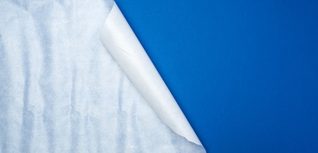 Surface bleue avec une feuille de papier blanche