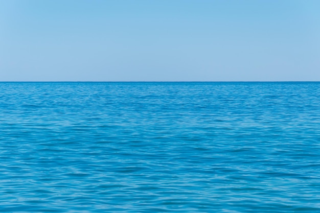 La surface bleue de la mer arrose l'océan