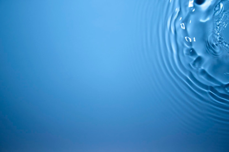 Photo la surface bleue profonde de l'eau ondulée doucement les gouttelettes d'eau éclaboussées créent une courbe en mouvement et calme peuvent être transformées en papiers peints et arrière-plans