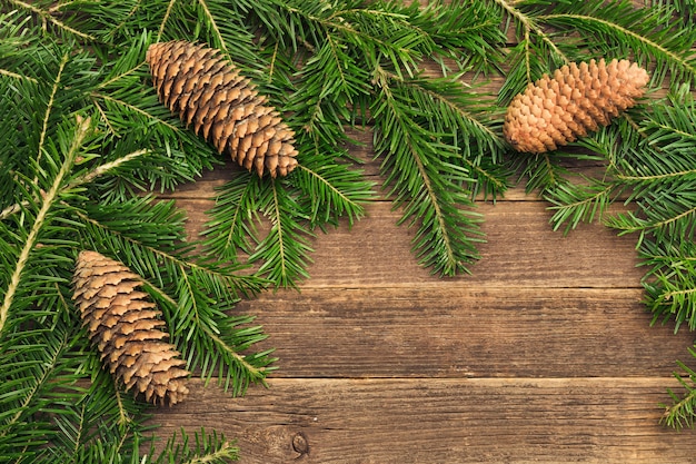 Photo surface en bois avec des branches et des cônes de sapin