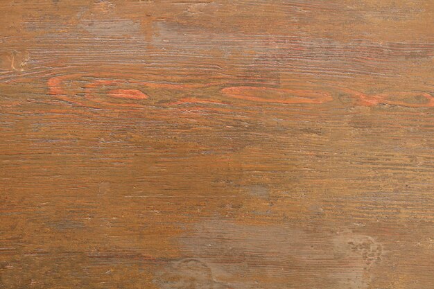 une surface en bois brun avec un dessin d'un cœur dessus
