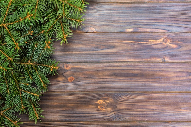 Surface en bois gris Noël avec espace sapin et copie.