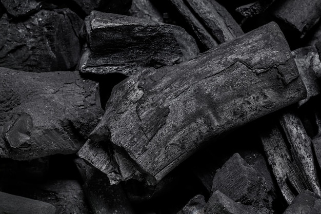 Surface de charbon de bois noir naturel provenant d'un vieil arbre Charbon à haute énergie de bois pour se réchauffer en hiver ou pour le ménage