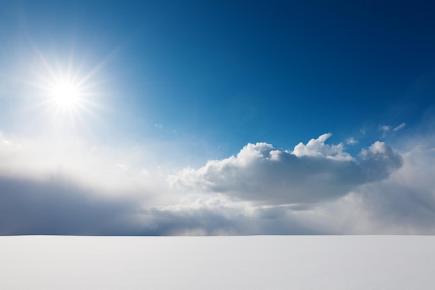 Surface claire blanche de neige jusqu'à l'horizon plat et beau cloudscape