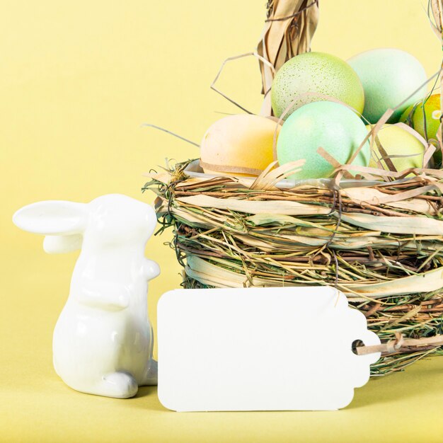 Surface colorée avec des oeufs de Pâques sur une surface jaune