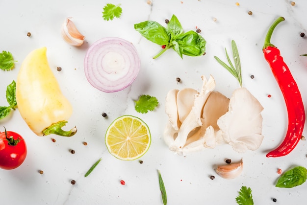 Surface de cuisson des aliments, table en marbre blanc. Légumes biologiques crus frais