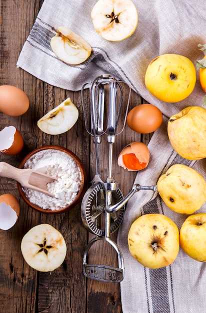 Surface de cuisson. Ingrédients pour la cuisson de la tarte aux pommes