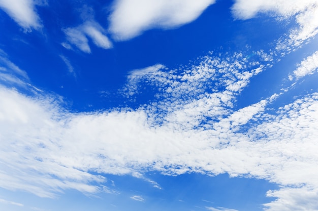Surface du ciel bleu avec de minuscules nuages