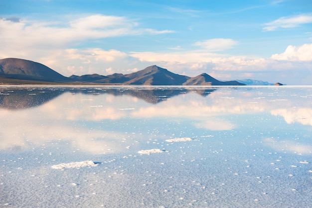 Surface du miroir du Salar de Uyuni plat de sel au coucher du soleil. Altiplano, Bolivie. paysages d'amérique du sud