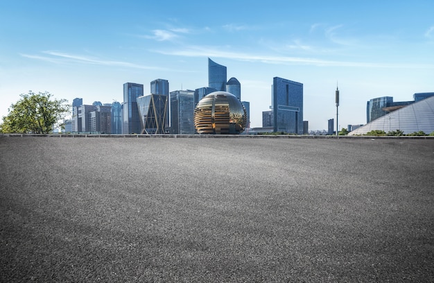 Surface du sol de la route vide avec des bâtiments emblématiques de la ville moderne en Chine