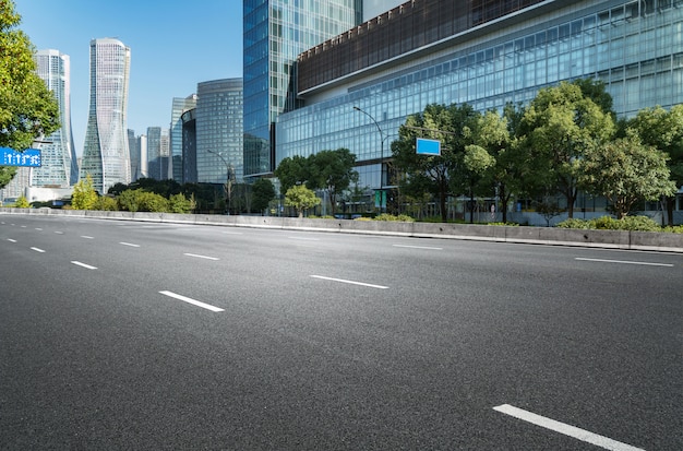 Surface du sol de la route vide avec des bâtiments emblématiques de la ville moderne en Chine