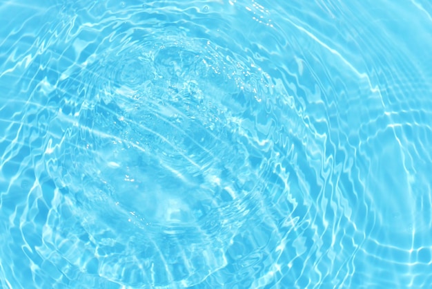 Une surface d'eau bleue avec un cercle d'eau dedans