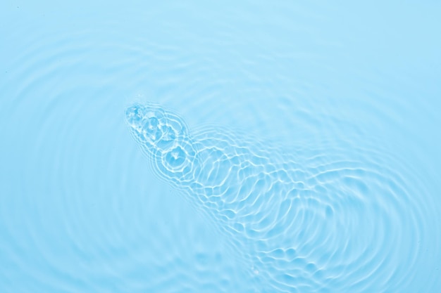 Surface d'eau bleue fond abstrait Vagues et ondulations texture de crème hydratante aqua cosmétique avec des bulles