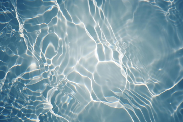 Une surface d'eau bleue avec un fond d'eau blanche