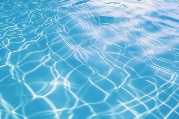 Surface d'eau bleue avec des reflets de lumière solaire brillante eau dans la piscine fond gros plan