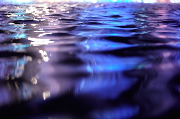 Surface d&#39;eau bleue et violette.