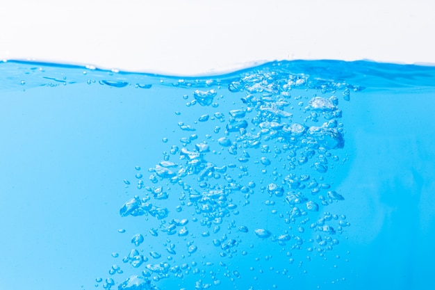 La surface de l'eau et les bulles d'eau bleues