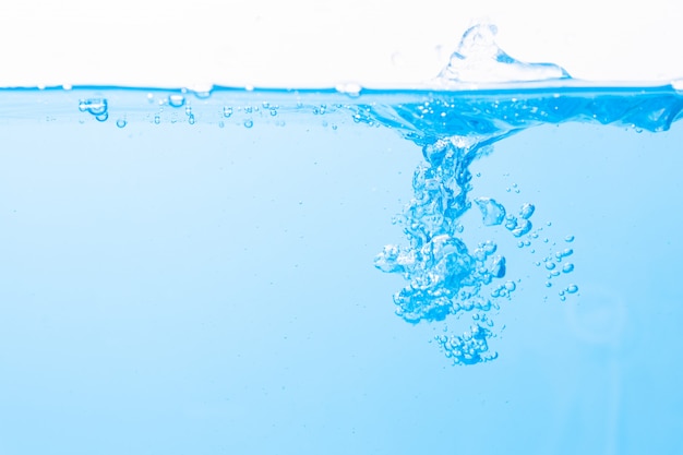 Photo la surface de l'eau et les bulles d'eau bleues