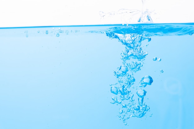 La surface de l'eau et les bulles d'eau bleues