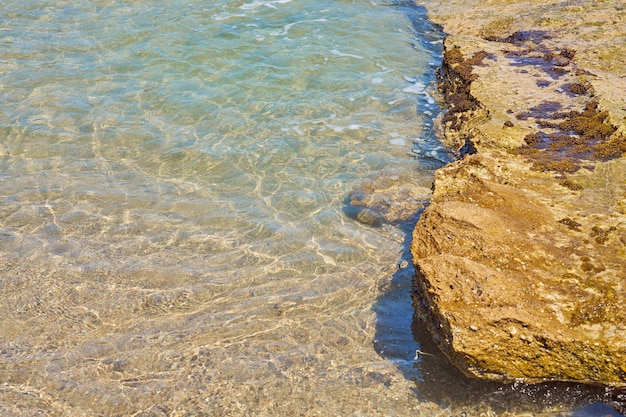 Surface d'eau claire sur la plage de sable tropicale en Crète Grèce.