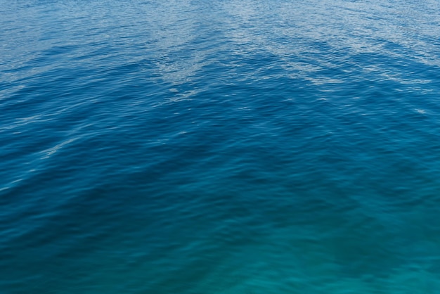 Surface de l'eau de couleur azur avec fond naturel de texture